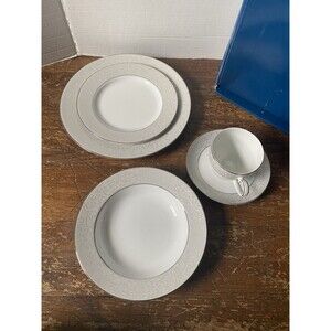 Mikasa L3438/705 Parchment 5-Piece Place Setting New In Box